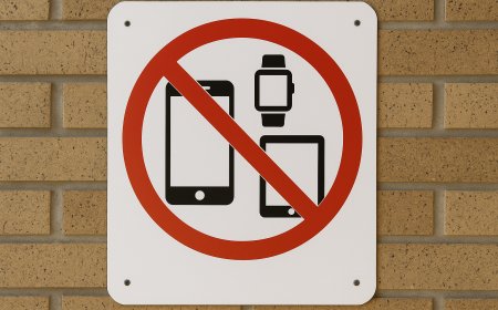 টেক্সাসের স্কুলগুলোতে নিষিদ্ধ হচ্ছে মোবাইল ফোন