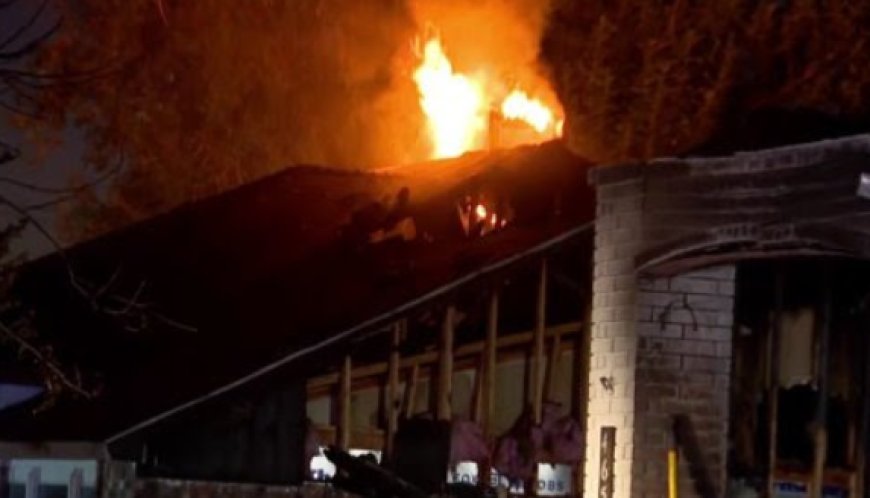 টেক্সাসের দ্য কলোনিতে আগুনে এক বাড়ি পুড়ে ছাই, পাশের বাড়িতেও ছড়িয়েছে আগুন