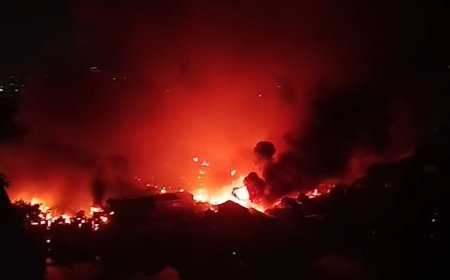 ৫ ঘণ্টা পর নিয়ন্ত্রণে ঢাকার কড়াইল বস্তির আগুন