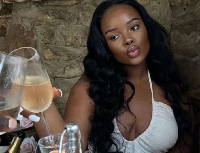 সোশ্যাল মিডিয়ায় কেন প্রেমিককে লুকিয়ে রাখছেন মেয়েরা