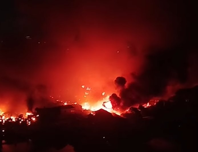 ৫ ঘণ্টা পর নিয়ন্ত্রণে ঢাকার কড়াইল বস্তির আগুন