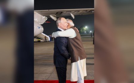 কোলাকুলি করে দিল্লিতে পুতিনকে স্বাগত জানালেন মোদি