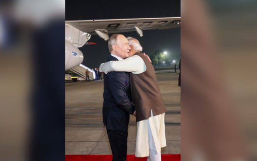 কোলাকুলি করে দিল্লিতে পুতিনকে স্বাগত জানালেন মোদি