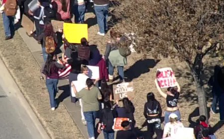 আইসিইবিরোধী অভিযানের প্রতিবাদে নর্থ টেক্সাসে শিক্ষার্থীদের ক্লাস বর্জন