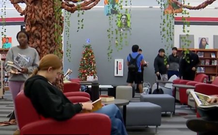 ক্যাম্পাসে মোবাইল বন্ধ, বই পড়ায় ঝুঁকেছে শিক্ষার্থীরা