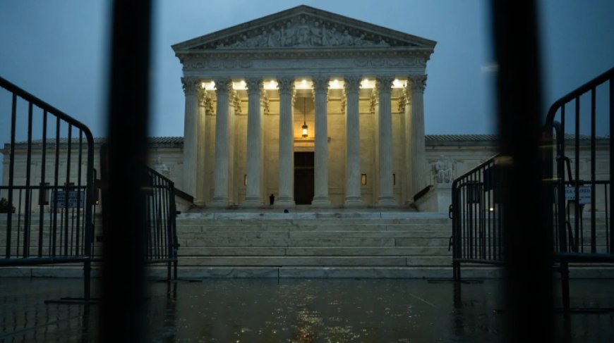 সুপ্রিম কোর্টের রায়ে শুল্ক অবৈধ, ক্ষতিপূরণ দাবি ব্যবসায়ীদের