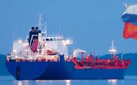 রুশ তেল বিক্রির নিষেধাজ্ঞা ৩০ দিনের জন্য স্থগিত করেছে যুক্তরাষ্ট্র