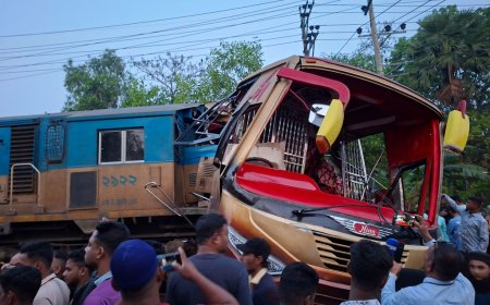 কুমিল্লায় রেলক্রসিংয়ে বাসে ট্রেনের ধাক্কা, নিহত ১২