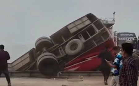 যাত্রীবাহী বাস পদ্মায়, ৪ জনের মৃত্যু ও নিখোঁজ প্রায় অর্ধশত