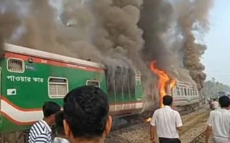 সীতাকুণ্ডে চলন্ত ট্রেনে আগুন, ঢাকামুখী ট্রেন চলাচল সাময়িক বন্ধ