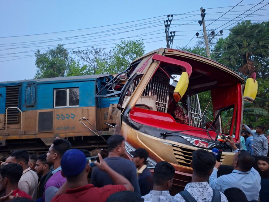 কুমিল্লায় রেলক্রসিংয়ে বাসে ট্রেনের ধাক্কা, নিহত ১২