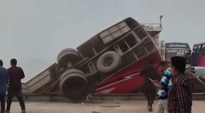 যাত্রীবাহী বাস পদ্মায়, ৪ জনের মৃত্যু ও নিখোঁজ প্রায় অর্ধশত