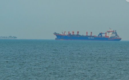 হরমুজে অবরোধ ‘পুরোপুরি কার্যকর’, তবু ইরানের জন্য কূটনৈতিক পথ খোলা রেখেছে ওয়াশিংটন