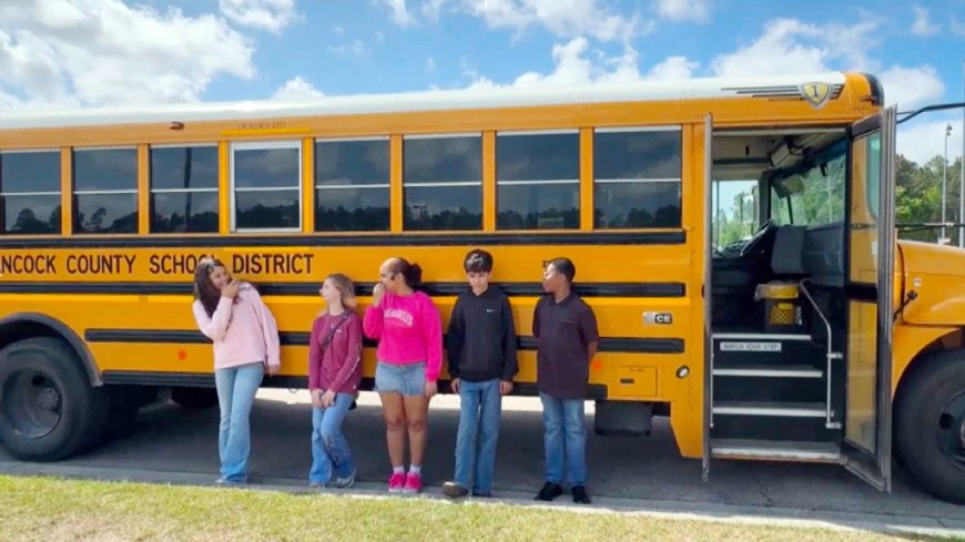 চলন্ত বাসে অজ্ঞান চালক, শিশুদের বুদ্ধিমত্তায় বড় দুর্ঘটনা থেকে রক্ষা