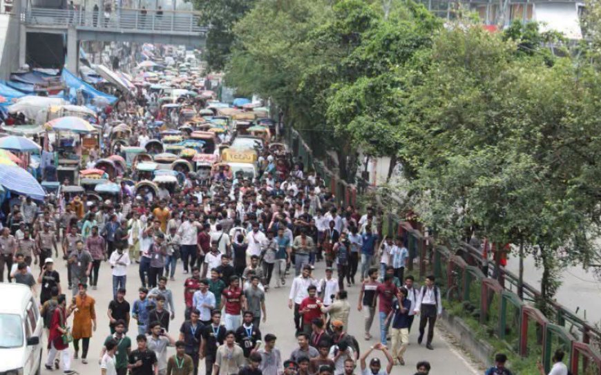 এইচএসসি পরীক্ষা নিয়ে ১৩ জেলায় শিক্ষার্থীদের বিক্ষোভ, শিক্ষামন্ত্রীর পদত্যাগ দাবি