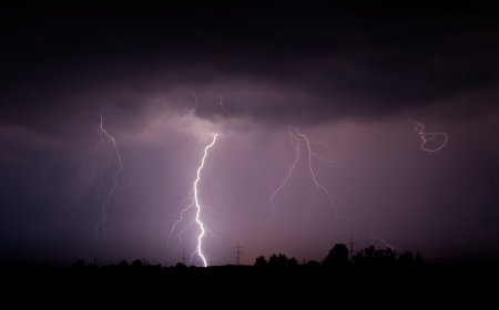 সেলিনা ও প্রসপারে বজ্রপাতে দুটি বাড়িতে আগুন