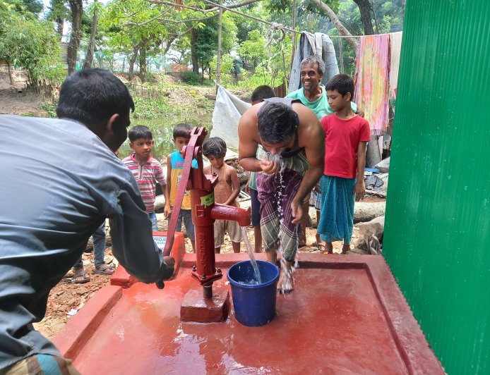ঢাকার বেশ কয়েকটি এলাকায় তীব্র পানি সংকট, লোডশেডিংয়ে পানি সংগ্রহের সুযোগ খোঁজেন বাসিন্দারা