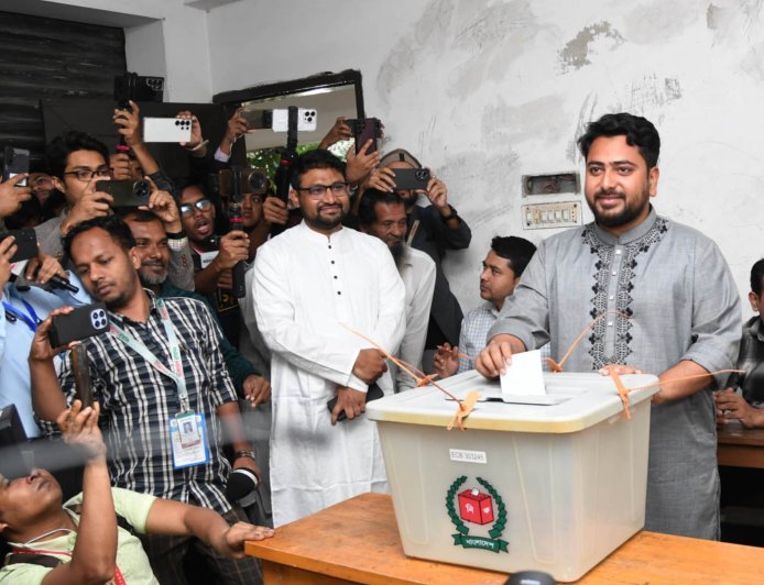 মিরপুরে স্বাস্থ্যকেন্দ্র ভাঙচুরে 'দেশে সরকার আছে কি না' প্রশ্ন নাহিদের
