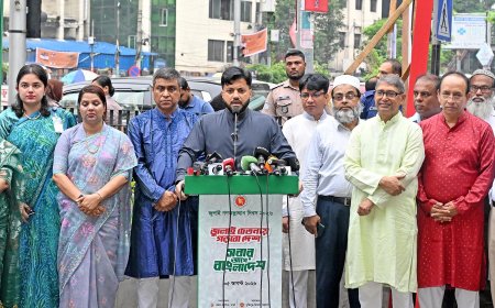 গেন্ডারিয়ায় মাদকবিরোধী অভিযানে অস্ত্র হাতে প্রতিমন্ত্রী ইশরাক