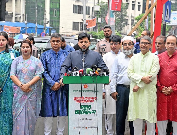 গেন্ডারিয়ায় মাদকবিরোধী অভিযানে অস্ত্র হাতে প্রতিমন্ত্রী ইশরাক