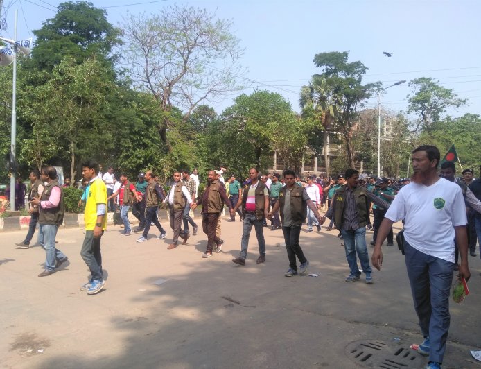 পূর্বাচলে ডিআইজির বাড়িতে অভিযান, মাদকসহ ৮৪ গ্রেপ্তার
