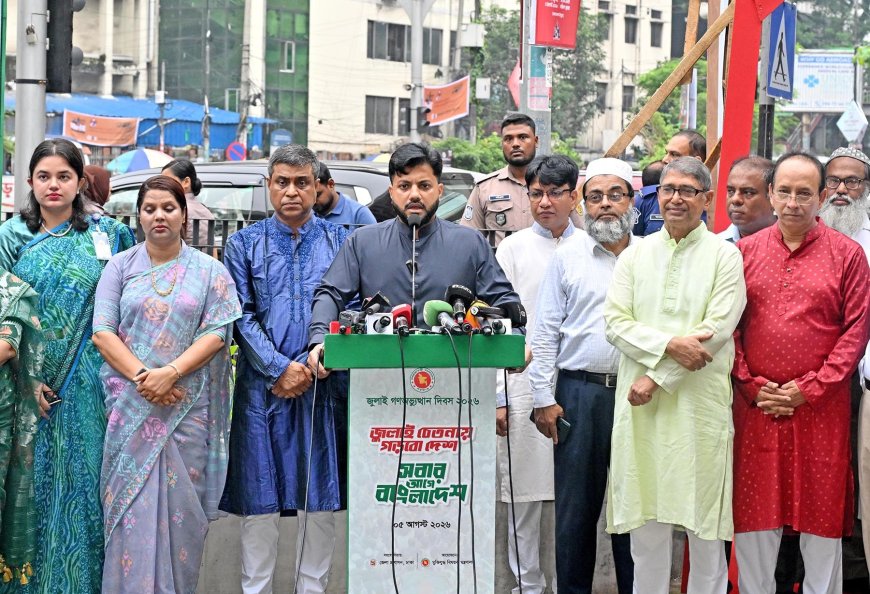 গেন্ডারিয়ায় মাদকবিরোধী অভিযানে অস্ত্র হাতে প্রতিমন্ত্রী ইশরাক